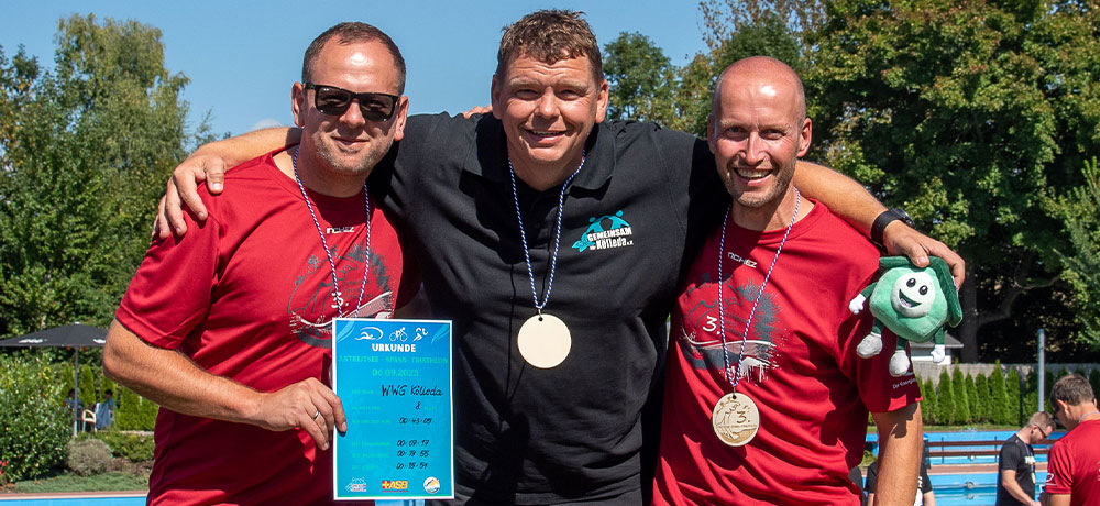 Aktuelles 4 Impressionen vom Triathlon am Streitseebad. Das WWG Team mit dem Bürgermeister von Kölleda und Maskottchen Kölli.