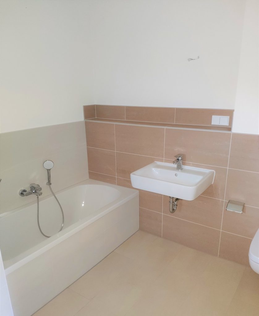 Bad mit Badewanne und Dusche