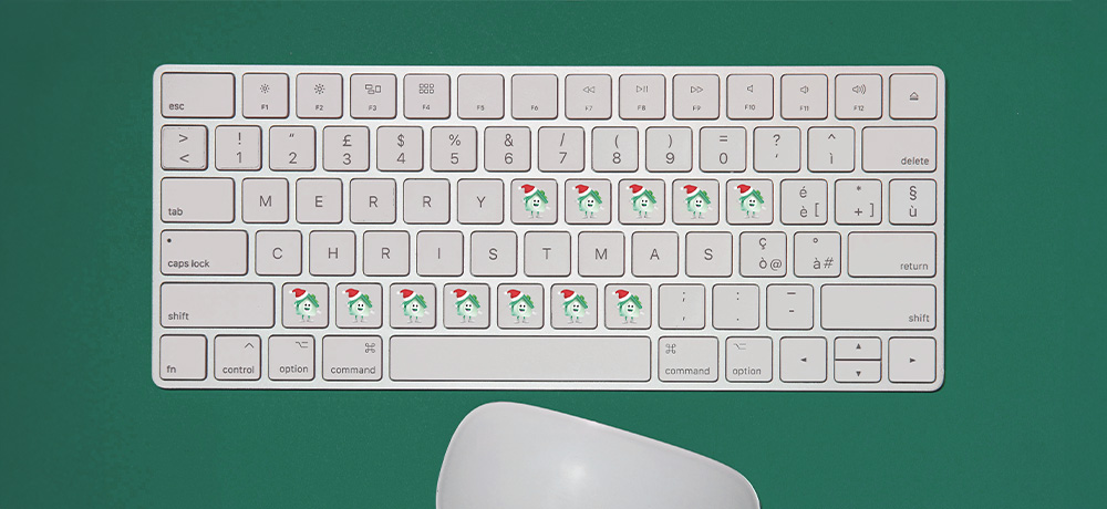 Aktuelles 3 eine Computertastatur und Computermaus auf grünem Untergrund. Auf der Tastatur ist auf einigen Tasten das Maskottchen "Kölli" mit Weihnachtsmütze abgebildet