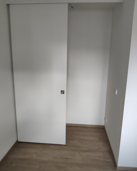 Feistkornstraße 9a 5 Abstellkammer in Küche mit zwei weißen Schiebetüren, von beiden Seiten zu öffnen