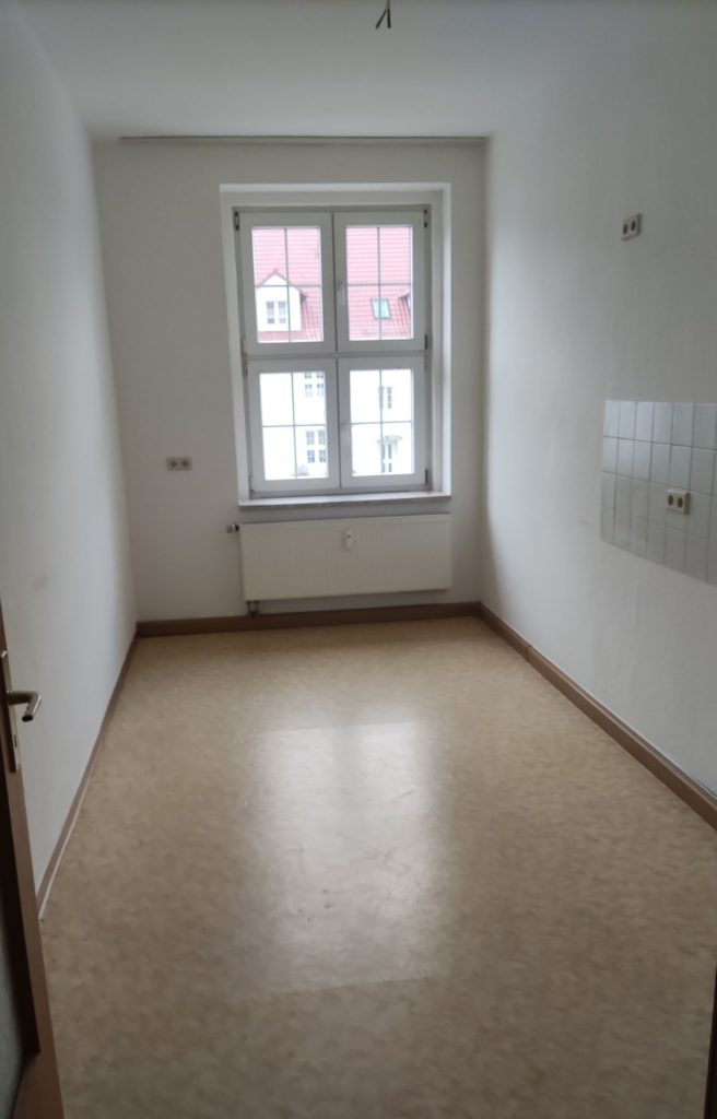 helle Küche mit Fenster, Fliesenspiegel für Küchenzeile, weiß gestrichene Wände, beiger PVC Bodenbelag