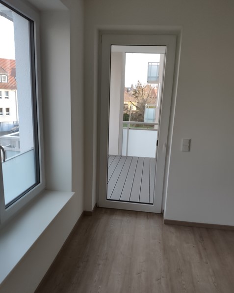 Feistkornstraße 9a 2 Zugang vom Wohnzimmer direkt auf den großen Balkon der teilweise überdacht ist und auf dem Boden mit Kunststoffpanelen ausgelegt ist