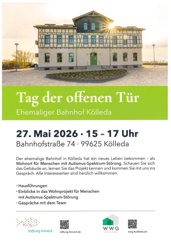 Plakat zum „Tag der offenen Tür“ im ehemaligen Bahnhof Kölleda. Im oberen Bereich ist ein saniertes historisches Bahnhofsgebäude mit Fachwerkfassade zu sehen, fotografiert bei warmem Sonnenlicht. Die Sonne scheint hinter dem Dach hervor und erzeugt eine freundliche, einladende Stimmung. Vor dem Gebäude befindet sich ein gepflasterter Vorplatz. Darunter steht auf grünem Hintergrund in großer weißer Schrift: „Tag der offenen Tür – Ehemaliger Bahnhof Kölleda“. Im unteren Bereich des Plakats stehen die Veranstaltungsinformationen: „27. Mai 2026 · 15–17 Uhr“ sowie die Adresse „Bahnhofstraße 74 · 99625 Kölleda“. Der Beschreibungstext erklärt, dass der ehemalige Bahnhof als Wohnort für Menschen mit Autismus-Spektrum-Störung neues Leben erhalten hat. Besucherinnen und Besucher sind eingeladen, das Gebäude zu besichtigen, das Projekt kennenzulernen und mit dem Team ins Gespräch zu kommen. Aufgelistet sind die Programmpunkte: – Hausführungen – Einblicke in das Wohnprojekt für Menschen mit Autismus-Spektrum-Störung – Gespräche mit dem Team Am unteren Rand befinden sich die Logos der Stiftung Finneck und der WWG Kölleda sowie QR-Codes und die Webseiten „stiftung-finneck.de“ und „wwg-koelleda.de“.
